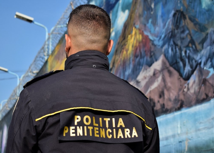 politistii de penitenciare protesteaza in fata ministerului justitiei 68f88f23af14e