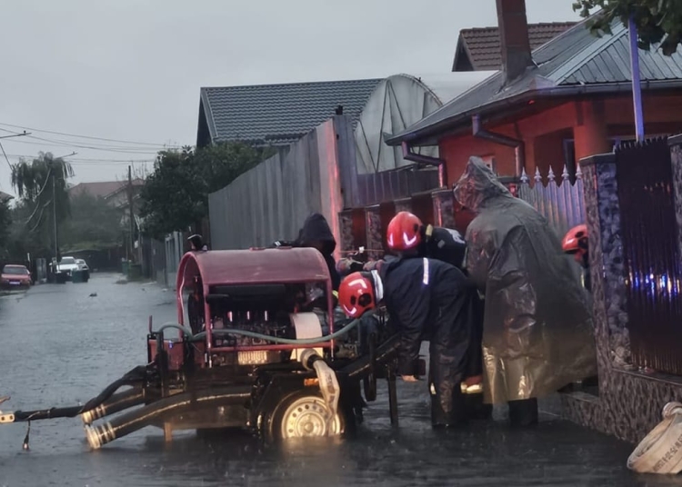 pompierii ialomiteni in actiune dupa furtuna de cod rosu gospodarii si strazi inundate la slobozia si fetesti 68e60ae656de3