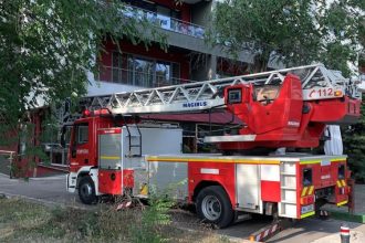 pompierii isu dobrogea chemati sa indeparteze o bucata de balcon care ameninta sa cada in centrul constantei 68e0ff7e34c15