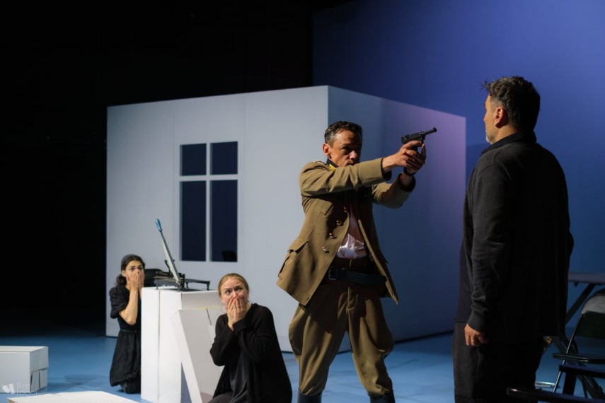 publicul este asteptat la teatrul jean bart tulcea pentru satira familia tot 68de24b51c1d4