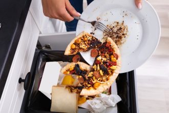 romanii campioni europeni la risipa alimentara 25 milioane de tone de mancare sunt aruncate la gunoi anual 68f0cba374364