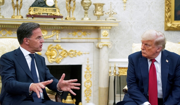 secretarul general al nato se intalneste cu donald trump pentru discutii privind sprijinul acordat ucrainei 68f8c50c7c4e9