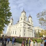 sute de oameni stau deja la coada sa se inchine la moastele sfintei parascheva pelerinajul de la iasi incepe miercuri 68e2dd9de32be