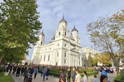 sute de oameni stau deja la coada sa se inchine la moastele sfintei parascheva pelerinajul de la iasi incepe miercuri 68e2dd9de32be