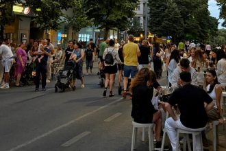 toamna isi lasa culorile pe bulevardul tomis care devine din nou pietonal 68e8e3ceea307