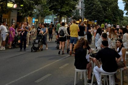toamna isi lasa culorile pe bulevardul tomis care devine din nou pietonal 68e8e3ceea307