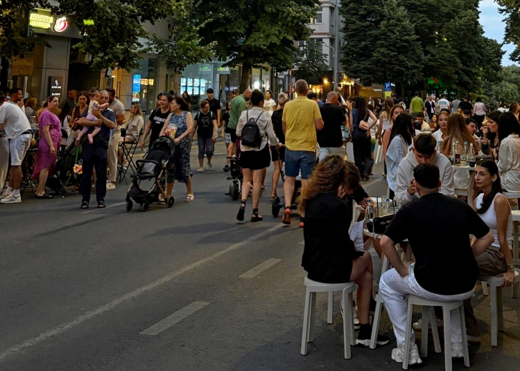 toamna isi lasa culorile pe bulevardul tomis care devine din nou pietonal 68e8e3ceea307