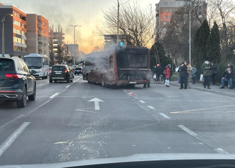 un autobuz cu muncitori a luat foc in mers la braila 68df78157ac19
