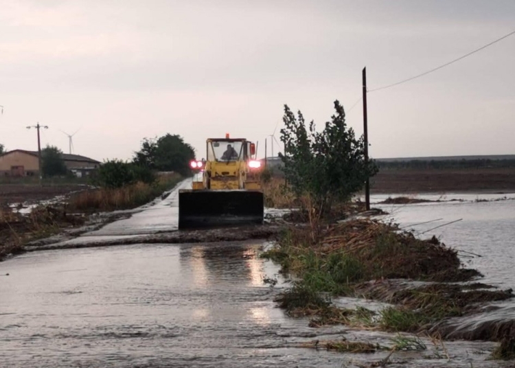 un drum judetean a fost inchis din cauza inundatiilor la runcu traficul a fost deviat pe o ruta alternativa 68e6733364dda