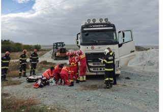 update a decedat accident rutier urmat de incendiu in satu nou o basculanta a agatat firele electrice o persoana este inconstienta 68f0b13481869