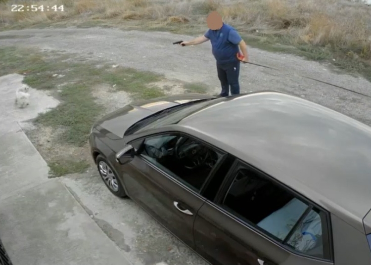 video caine impuscat cu un pistol cu bile in palazu mare 68dc54d4c6938