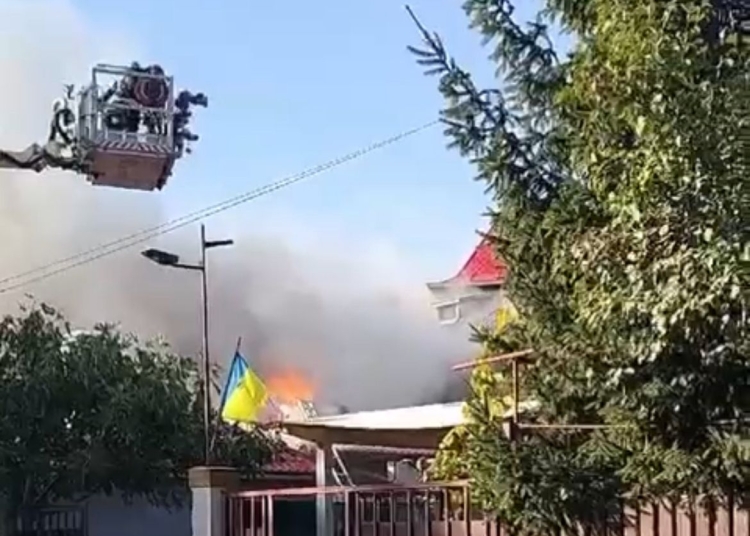video update un barbat a ajuns la spital incendiu la o locuinta din eforie nord flacarile s au extins si la alte locuinte 68f4ae8c3f43b