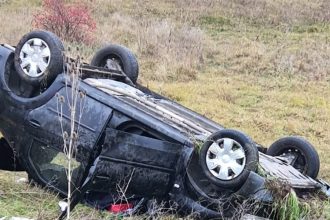 accident cu autoturism rasturnat la iesire din localitatea remus opreanu 691ac1584cc2e