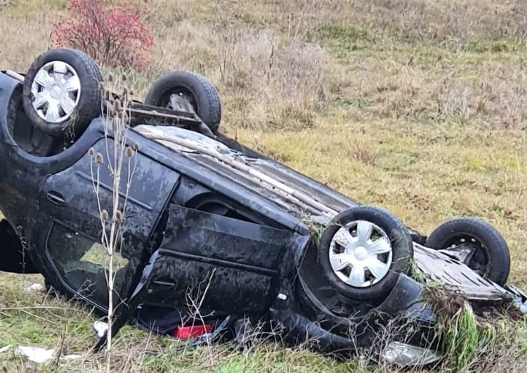 accident cu autoturism rasturnat la iesire din localitatea remus opreanu 691ac1584cc2e