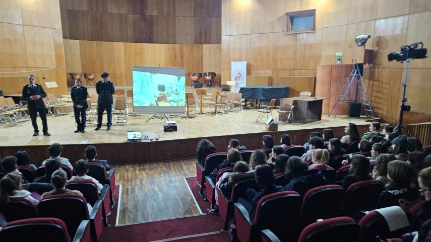 activitate de promovare a invatamantului militar printre elevii de la colegiul de arta regina maria si scoala gimnaziala nr 24 ion jalea constanta 69256b07ea3e4