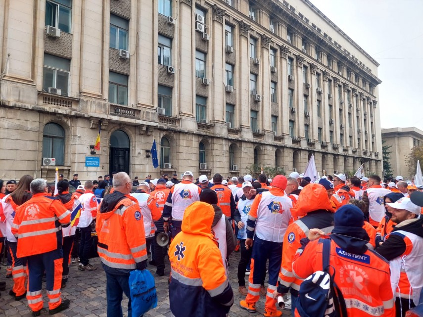 angajati ai serviciului de ambulanta constanta prezenti la protestul din bucuresti organizat de bns 69146e08f0a2f