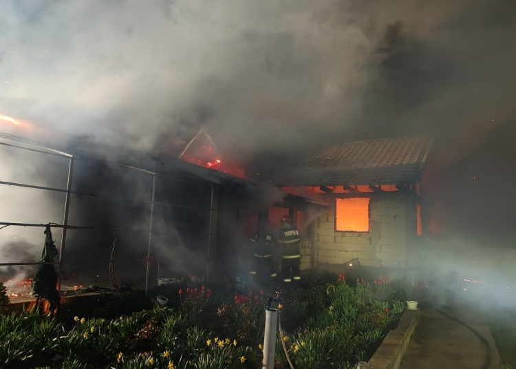 arde o casa din cumpana 6920b1472c530