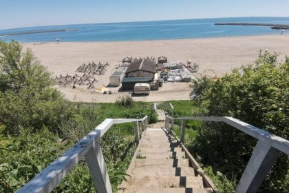 bloc de sase etaje cu buncar si pasaj pietonal catre plaja in faleza nord proiectul apartine unui cunoscut om de afaceri 69093b9be1adb