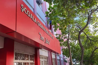 consilierul felicia ovanesian va sesiza garda de mediu pentru deseurile din curtea scolii nr 24 din constanta 692862019fe79