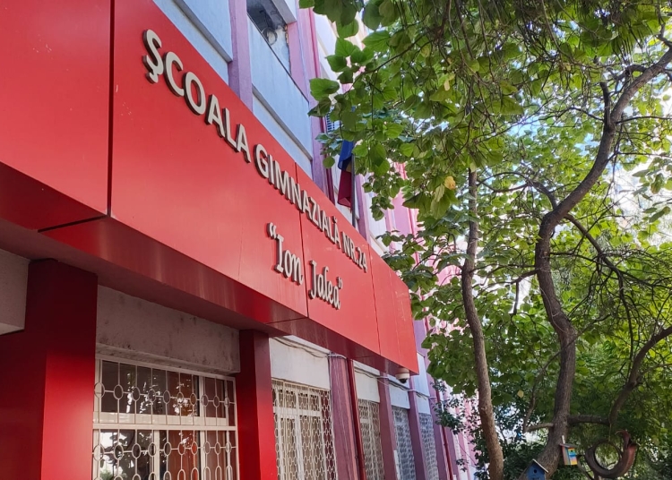 consilierul felicia ovanesian va sesiza garda de mediu pentru deseurile din curtea scolii nr 24 din constanta 692862019fe79