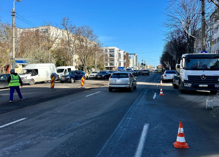 continua lucrarile de asfaltare a carosabilului pe strada dezrobirii 6926f0f8838fb