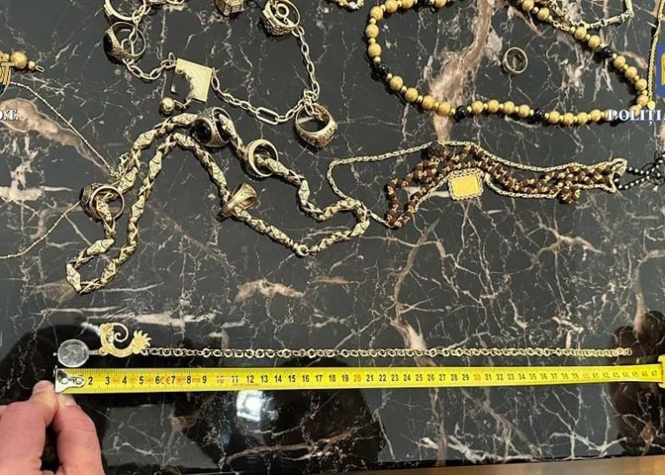 doua angajate acuzate ca au creat 1 905 contracte de amanet false prejudiciu peste 3 milioane de lei 692822d14abf9