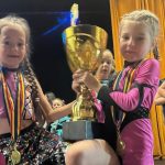 doua prietene acelasi vis doua inimi care danseaza pentru performanta galerie foto video 6908c437219e1