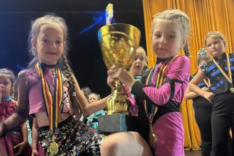 doua prietene acelasi vis doua inimi care danseaza pentru performanta galerie foto video 6908c437219e1