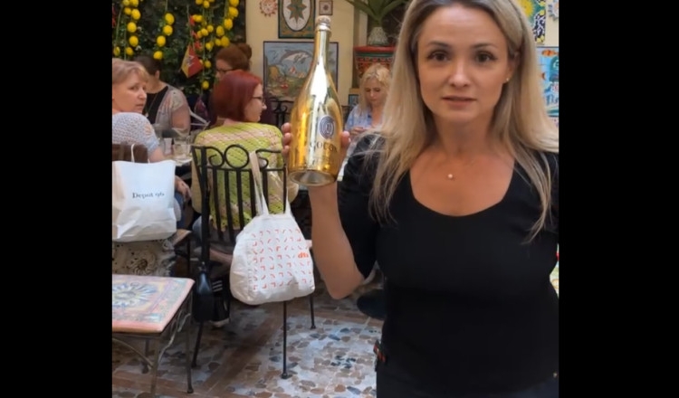 fosta membra sos retinuta impreuna cu sotul ei dupa ce ar fi agresat doi vecini in varsta apoi le ar fi confiscat telefoanele 6908a543cce19