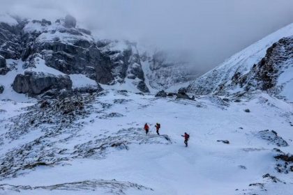 foto elicopter black hawk folosit in premiera pentru salvarea unui tanar disparut in muntii bucegi 6927f542696f1