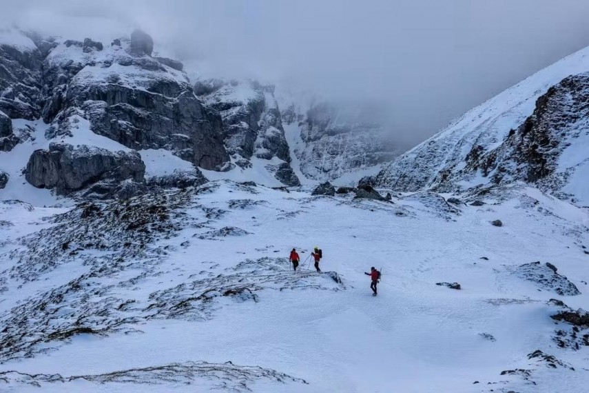 foto elicopter black hawk folosit in premiera pentru salvarea unui tanar disparut in muntii bucegi 6927f542696f1