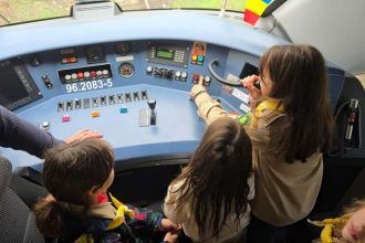 foto micii cercetasi intr o lectie de istorie feroviara in gara constanta 691ae28264066