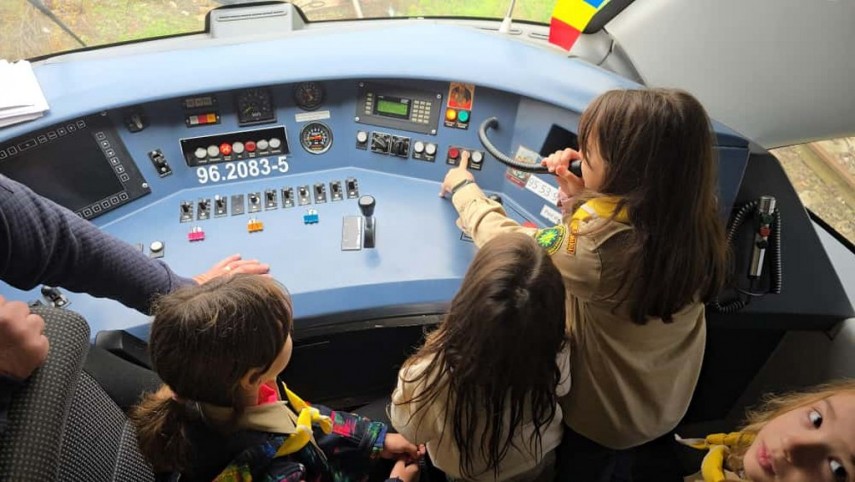 foto micii cercetasi intr o lectie de istorie feroviara in gara constanta 691ae28264066