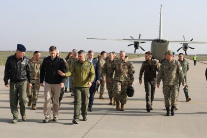 foto oficiali americani in vizita in romania pentru a promova parteneriatul bilateral in domeniul apararii 691eb98f16ec7