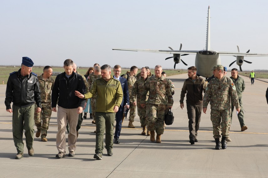 foto oficiali americani in vizita in romania pentru a promova parteneriatul bilateral in domeniul apararii 691eb98f16ec7