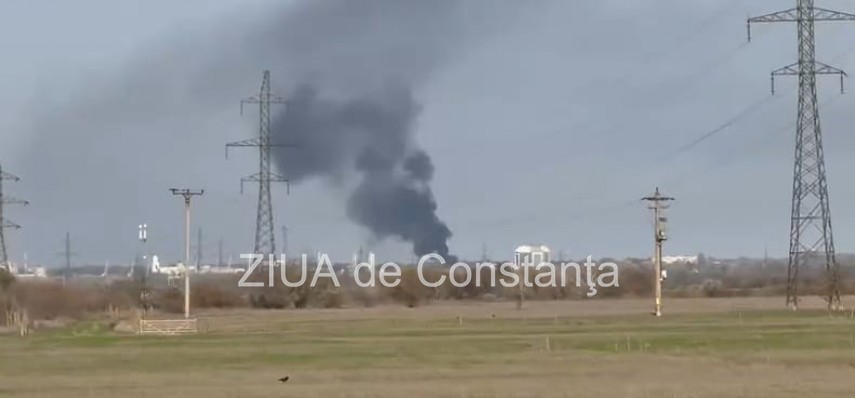 fotovideo fumul navei incarcata cu gpl care a luat foc se vede din tulcea 691b0907e618e