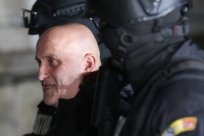 horatiu potra este adus sub escorta in romania dupa ce a fost extradat din emiratele arabe unite 691ef64f1e077