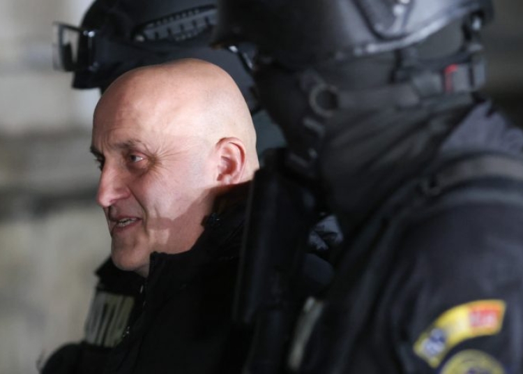 horatiu potra este adus sub escorta in romania dupa ce a fost extradat din emiratele arabe unite 691ef64f1e077