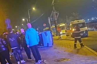 inca o masina de mici dimensiuni rasturnata la constanta 692a0a38cfa1a