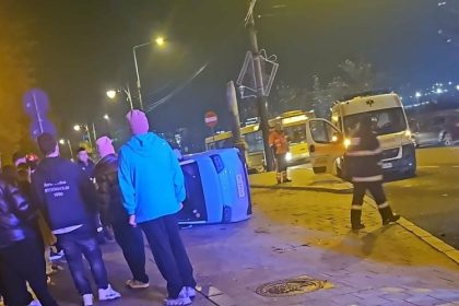 inca o masina de mici dimensiuni rasturnata la constanta 692a0a38cfa1a