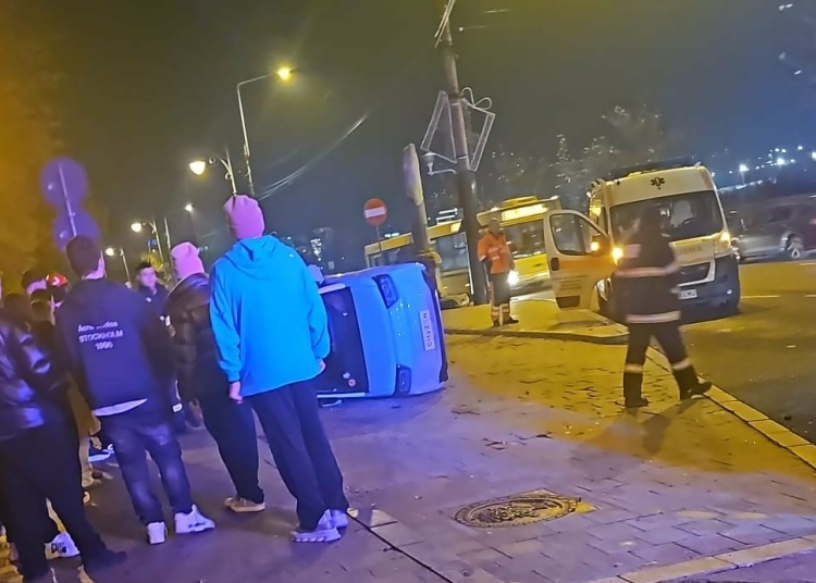 inca o masina de mici dimensiuni rasturnata la constanta 692a0a38cfa1a