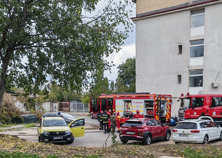 incendiu in constanta pompierii intervin de urgenta pe strada badea cartan 691aecb094311