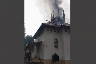 incendiu la o biserica din judetul bacau turla lacasului de cult mistuita de flacari 692c43f3e4bfa