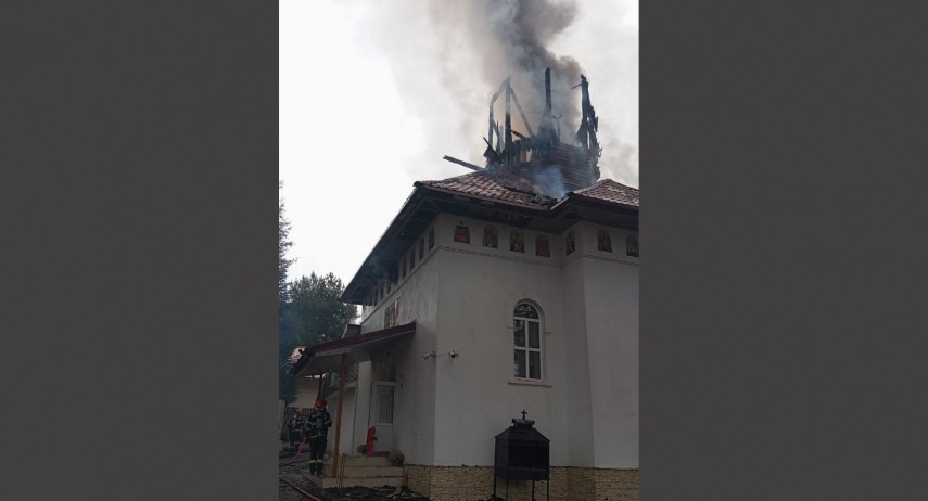 incendiu la o biserica din judetul bacau turla lacasului de cult mistuita de flacari 692c43f3e4bfa