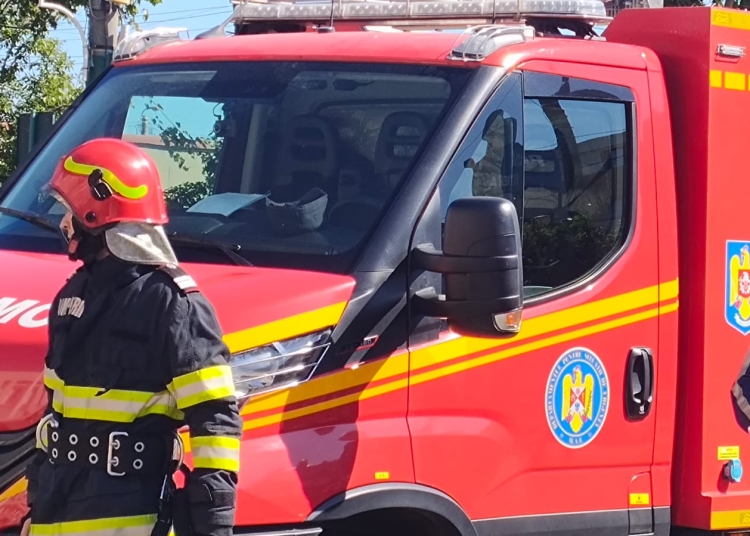 incendiu la un apartament din harsova un batran a suferit arsuri mai multe persoane au fost evaluate din bloc 6905f2de836da