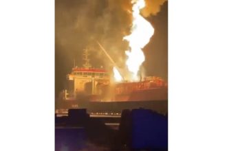 incendiul de la bordul navei incarcate cu mii de tone de gpl pe dunare nu a fost stins autoritatile din judetul tulcea in alerta 691c0f875f068