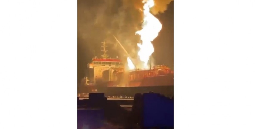 incendiul de la bordul navei incarcate cu mii de tone de gpl pe dunare nu a fost stins autoritatile din judetul tulcea in alerta 691c0f875f068