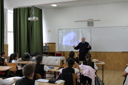 jandarmii din tulcea desfasoara activitati preventive in scoli in cadrul campaniei scoala ta in siguranta 691dfab20ed6f
