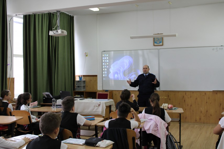jandarmii din tulcea desfasoara activitati preventive in scoli in cadrul campaniei scoala ta in siguranta 691dfab20ed6f