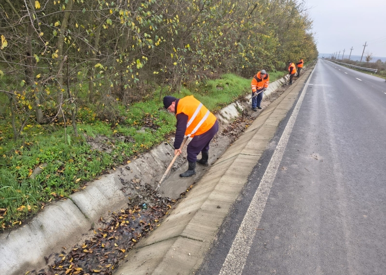 lucrari de intretinere pe mai multe sectoare de drum efectuate de echipele drumuri judetene constanta 691b0d823f644